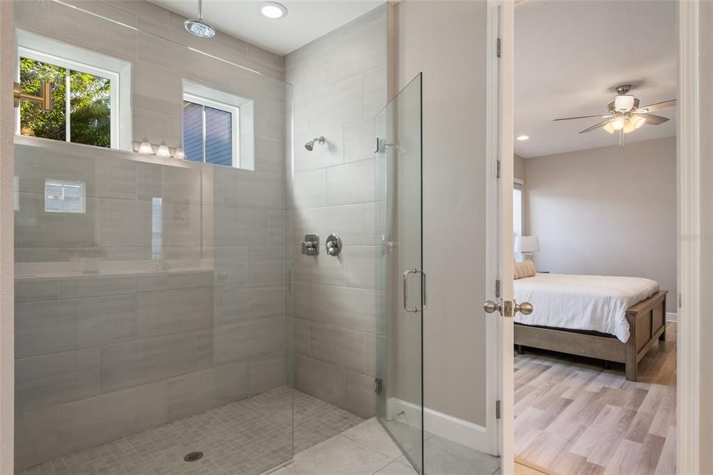 Под контрактом: $649,900 (3 спален, 2 ванн, 1976 Квадратных фут)