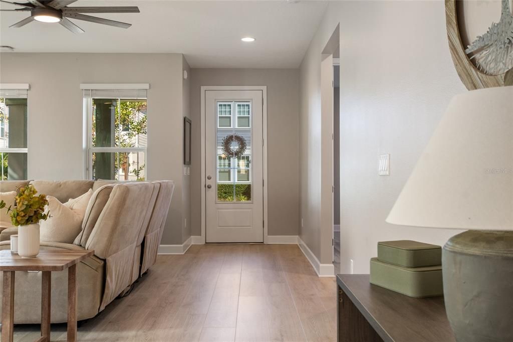 Под контрактом: $649,900 (3 спален, 2 ванн, 1976 Квадратных фут)