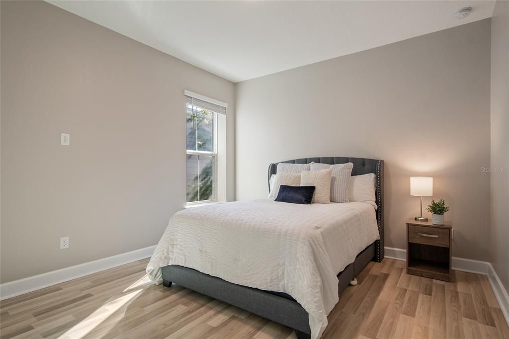 Под контрактом: $649,900 (3 спален, 2 ванн, 1976 Квадратных фут)