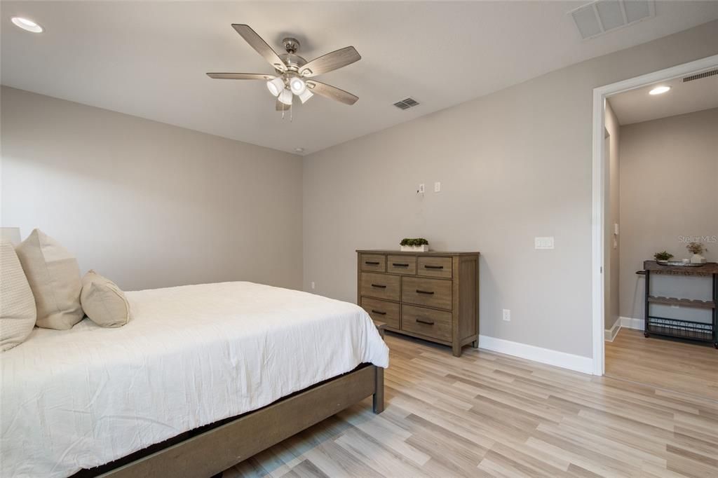 Под контрактом: $649,900 (3 спален, 2 ванн, 1976 Квадратных фут)