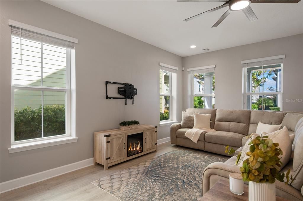 Под контрактом: $649,900 (3 спален, 2 ванн, 1976 Квадратных фут)