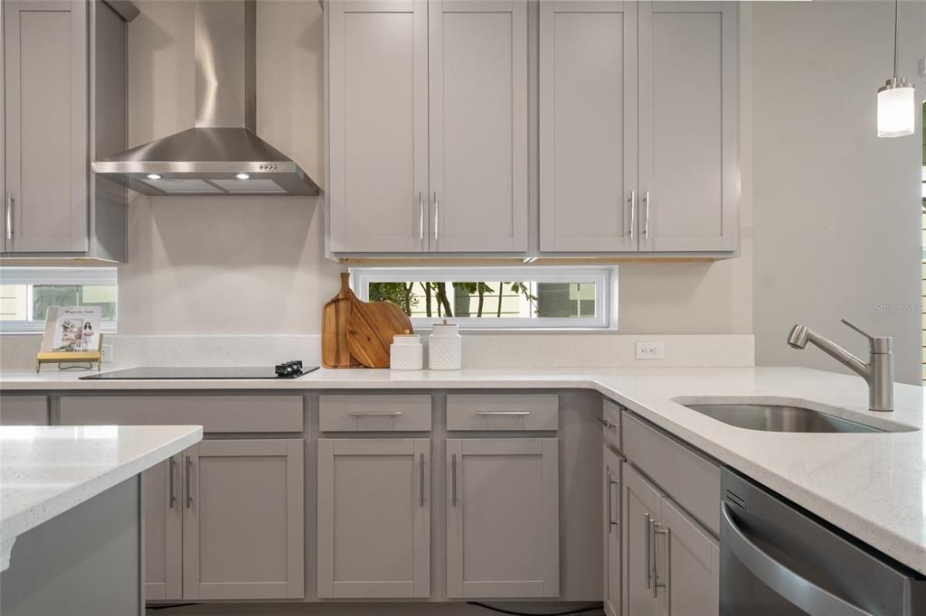 Под контрактом: $649,900 (3 спален, 2 ванн, 1976 Квадратных фут)