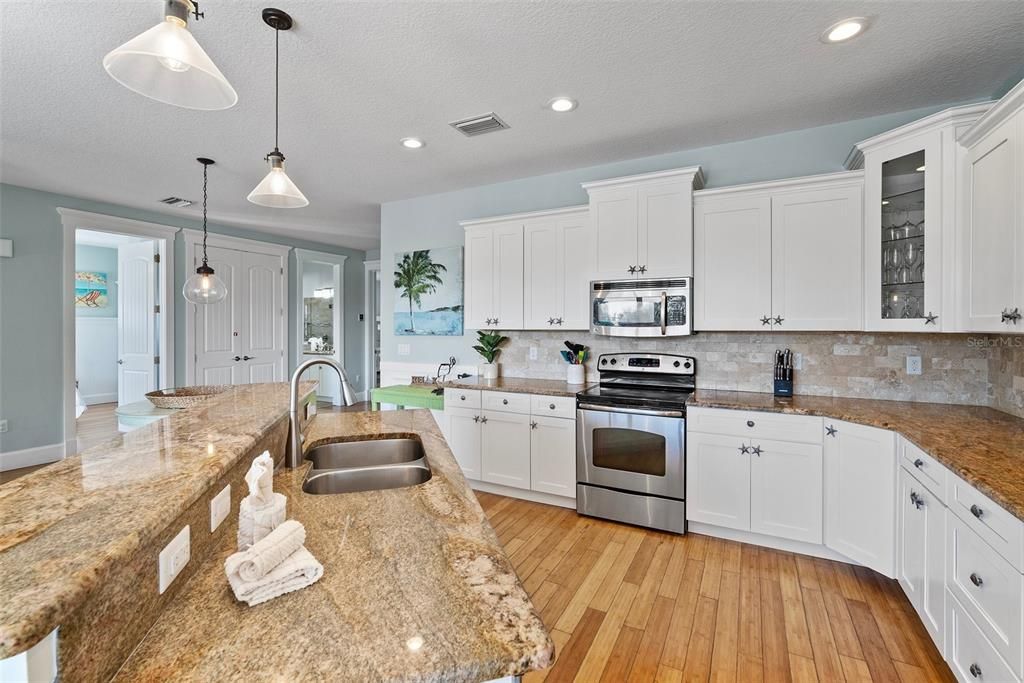 For Sale: $2,999,900 (6 beds, 5 baths, 3472 Square Feet)