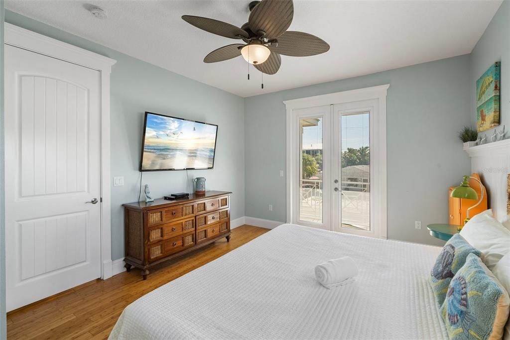 For Sale: $2,999,900 (6 beds, 5 baths, 3472 Square Feet)