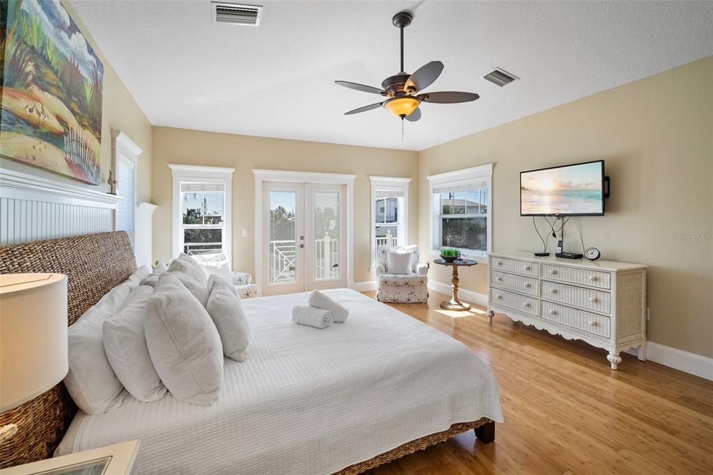 For Sale: $2,999,900 (6 beds, 5 baths, 3472 Square Feet)