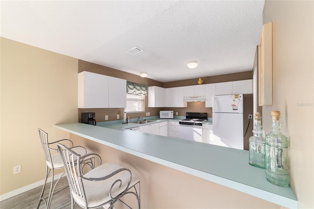 For Sale: $299,900 (2 beds, 2 baths, 1165 Square Feet)