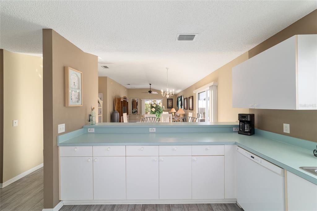 For Sale: $299,900 (2 beds, 2 baths, 1165 Square Feet)