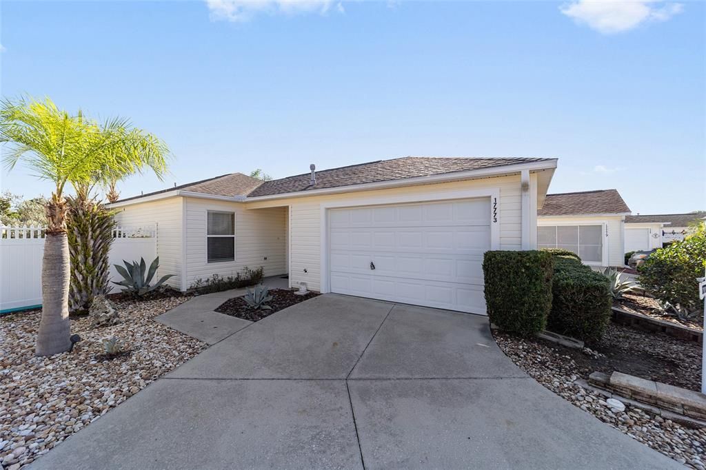 For Sale: $299,900 (2 beds, 2 baths, 1165 Square Feet)