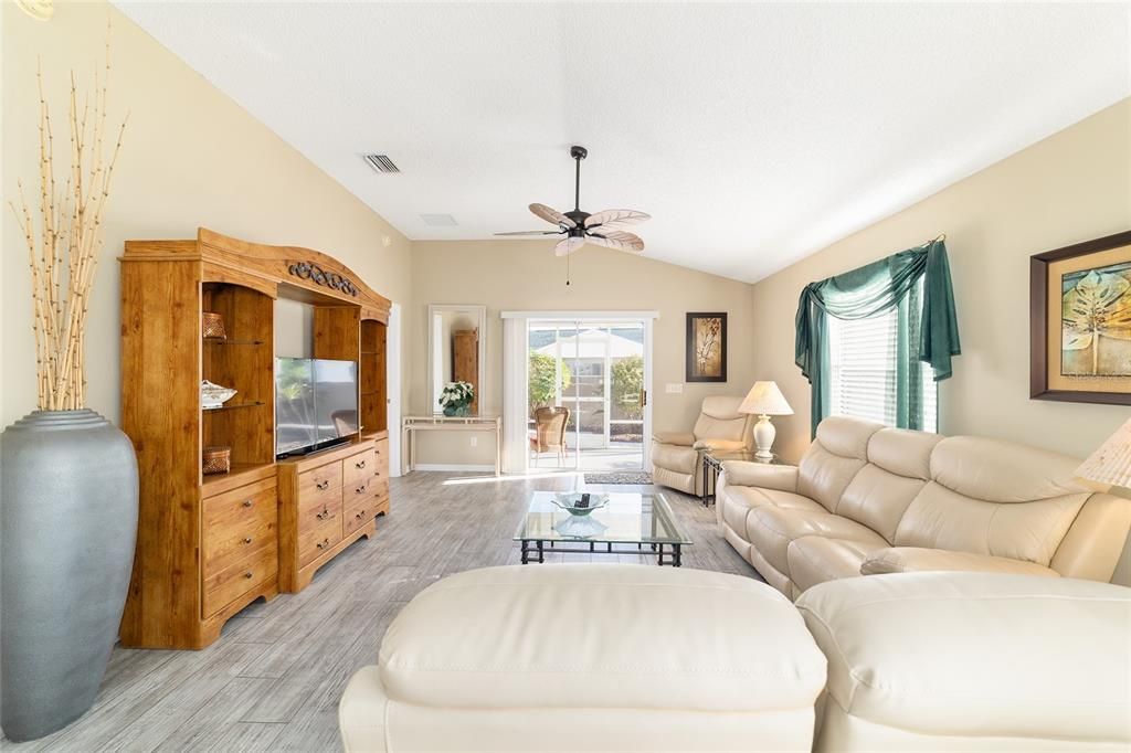 For Sale: $299,900 (2 beds, 2 baths, 1165 Square Feet)