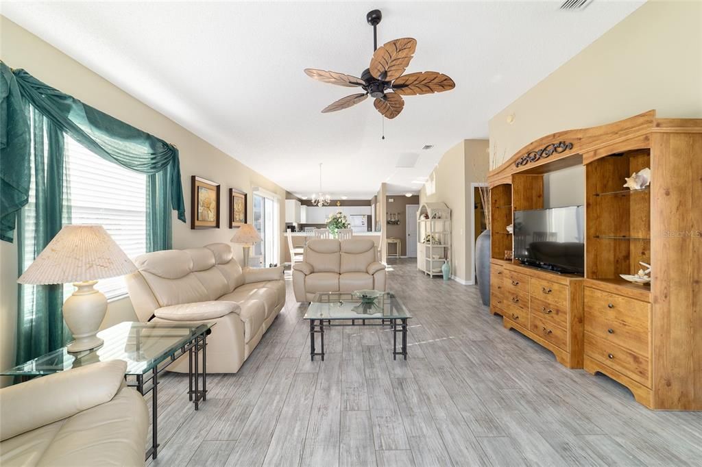 For Sale: $299,900 (2 beds, 2 baths, 1165 Square Feet)