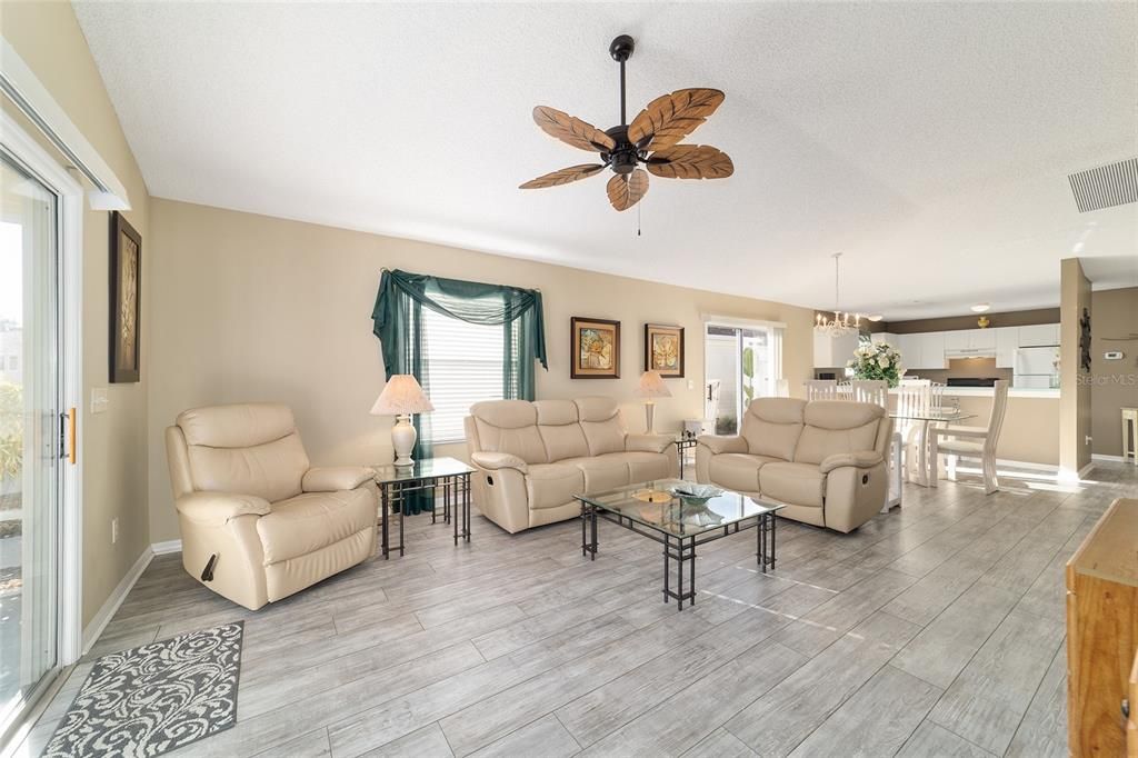 For Sale: $299,900 (2 beds, 2 baths, 1165 Square Feet)