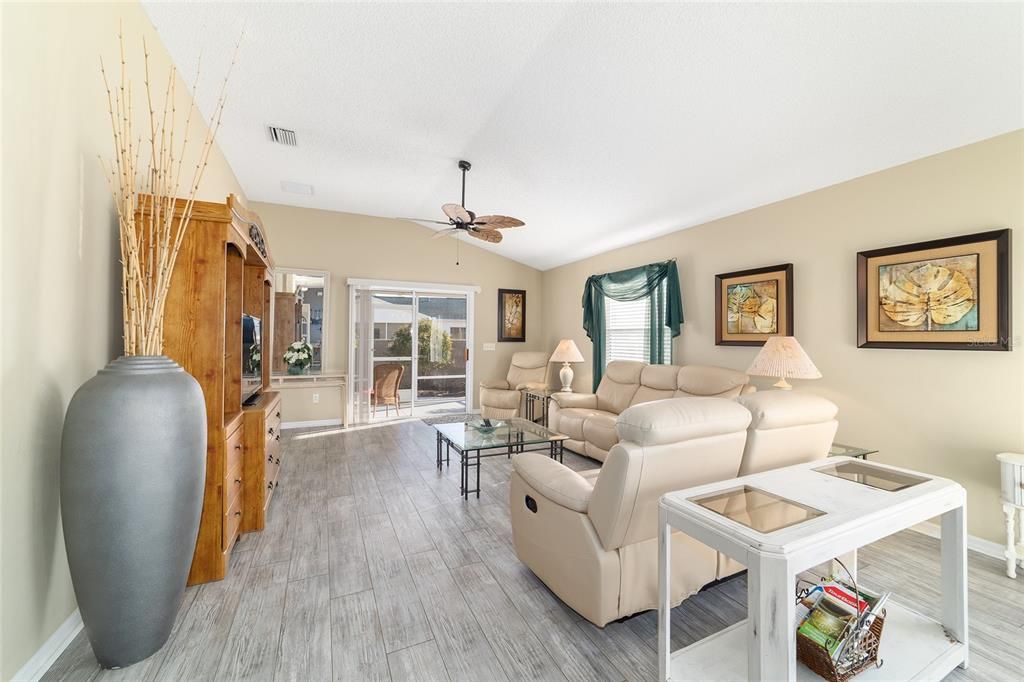 For Sale: $299,900 (2 beds, 2 baths, 1165 Square Feet)