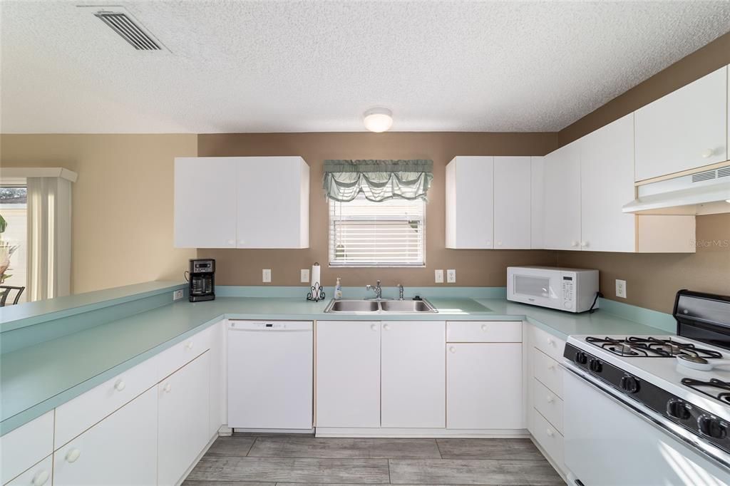 For Sale: $299,900 (2 beds, 2 baths, 1165 Square Feet)