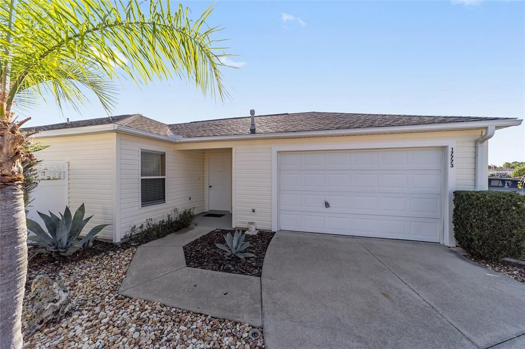 For Sale: $299,900 (2 beds, 2 baths, 1165 Square Feet)