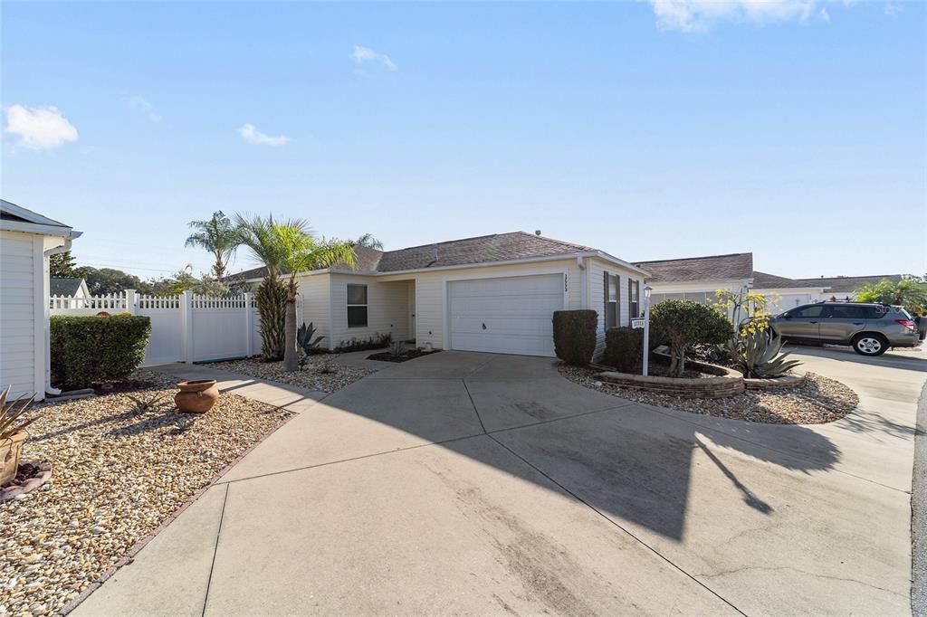 For Sale: $299,900 (2 beds, 2 baths, 1165 Square Feet)