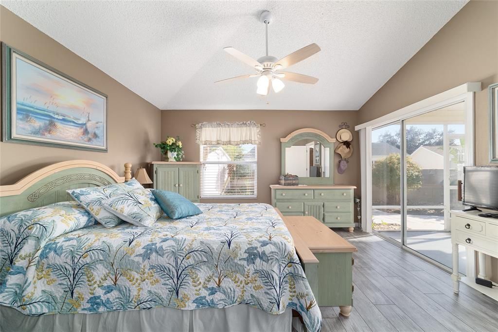 For Sale: $299,900 (2 beds, 2 baths, 1165 Square Feet)