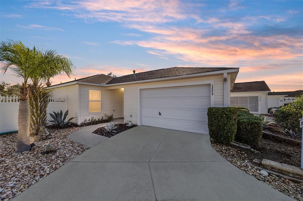 For Sale: $299,900 (2 beds, 2 baths, 1165 Square Feet)