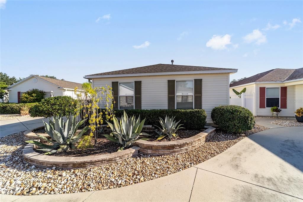 For Sale: $299,900 (2 beds, 2 baths, 1165 Square Feet)