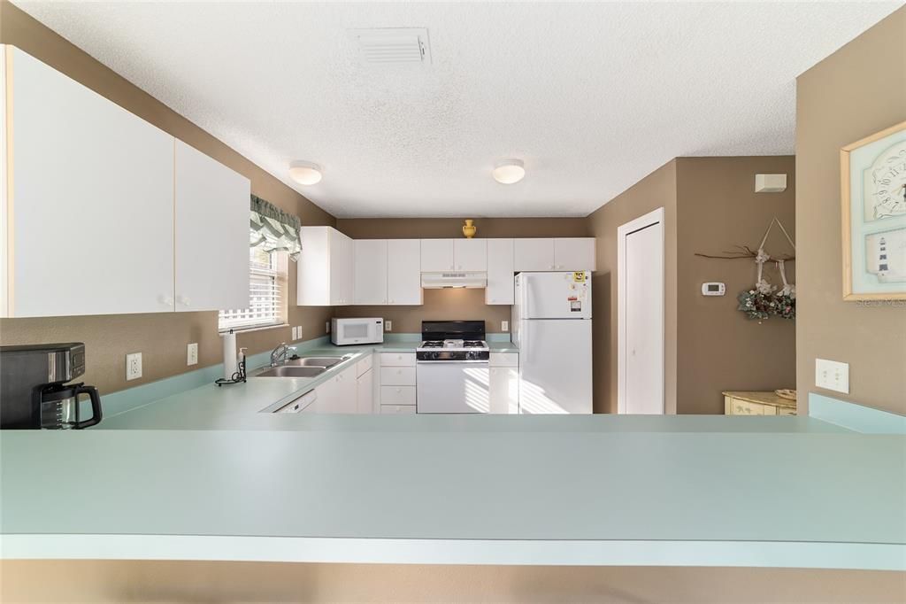 For Sale: $299,900 (2 beds, 2 baths, 1165 Square Feet)