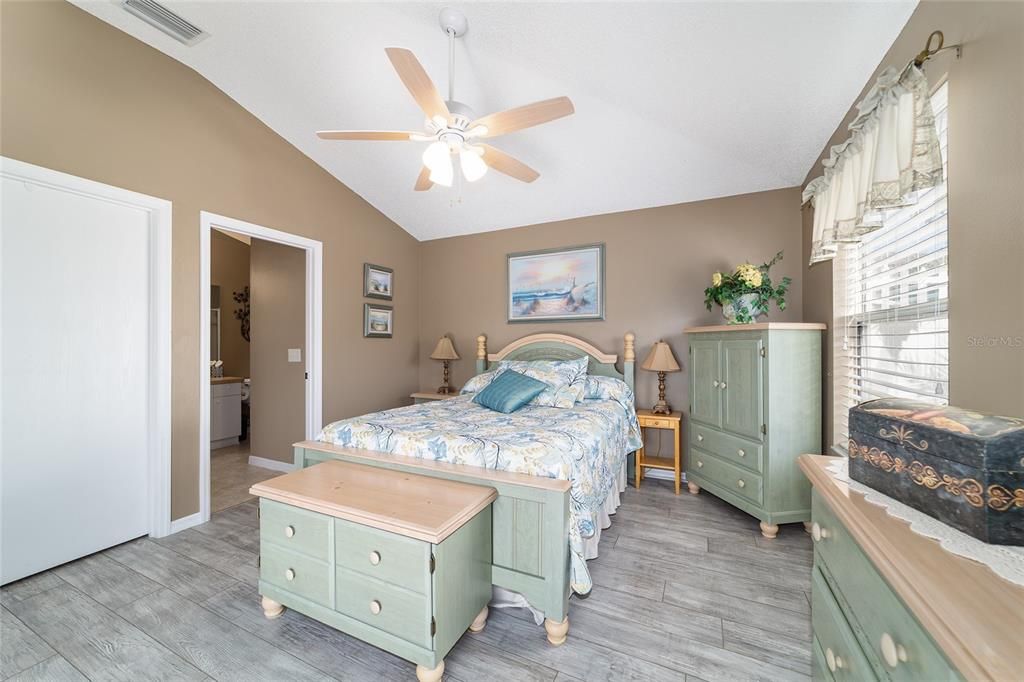 For Sale: $299,900 (2 beds, 2 baths, 1165 Square Feet)