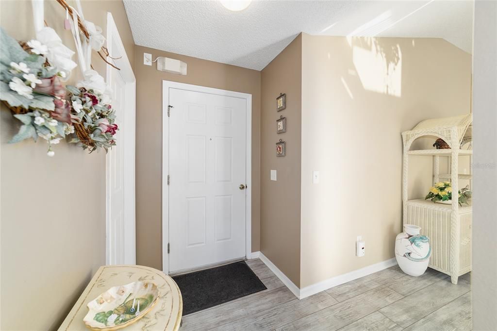 For Sale: $299,900 (2 beds, 2 baths, 1165 Square Feet)