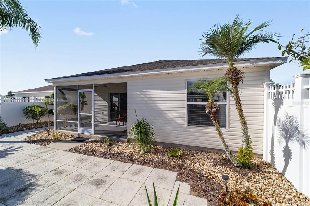 For Sale: $299,900 (2 beds, 2 baths, 1165 Square Feet)