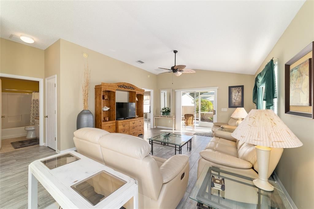 For Sale: $299,900 (2 beds, 2 baths, 1165 Square Feet)