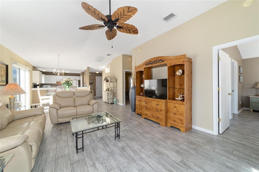 For Sale: $299,900 (2 beds, 2 baths, 1165 Square Feet)