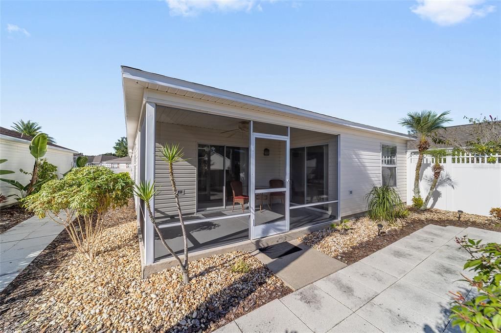 For Sale: $299,900 (2 beds, 2 baths, 1165 Square Feet)