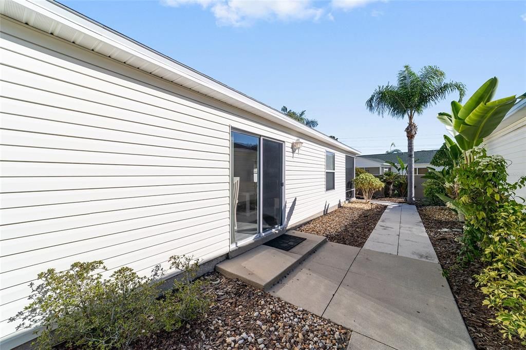 For Sale: $299,900 (2 beds, 2 baths, 1165 Square Feet)