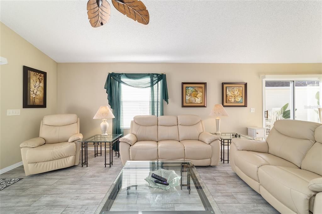 For Sale: $299,900 (2 beds, 2 baths, 1165 Square Feet)