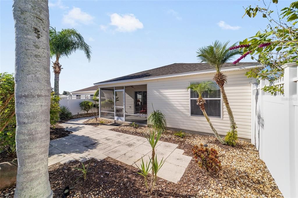 For Sale: $299,900 (2 beds, 2 baths, 1165 Square Feet)