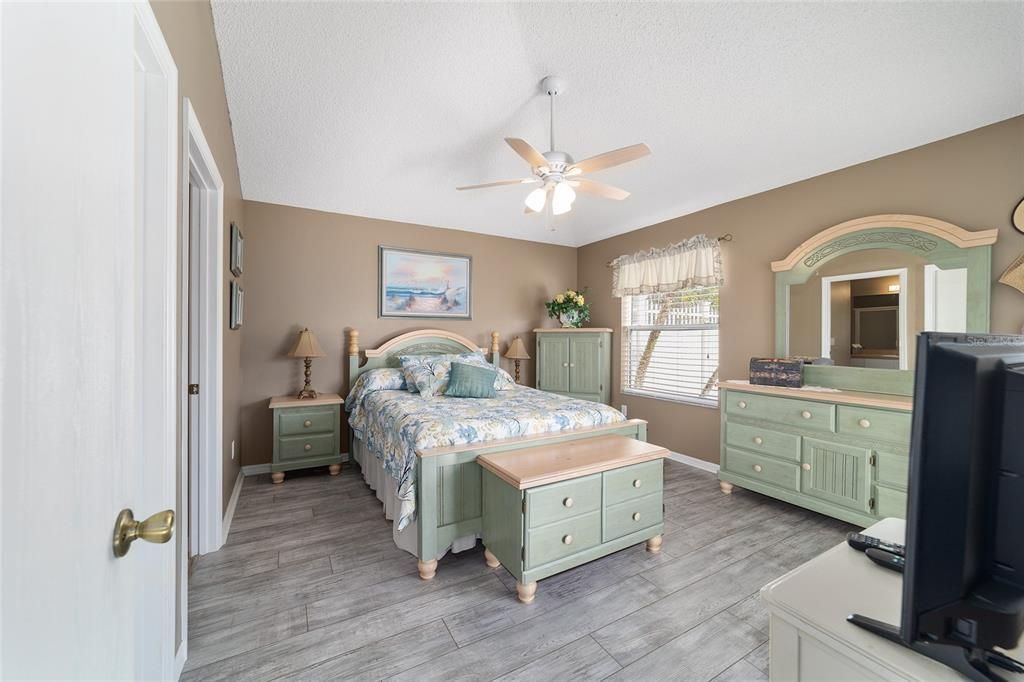 For Sale: $299,900 (2 beds, 2 baths, 1165 Square Feet)