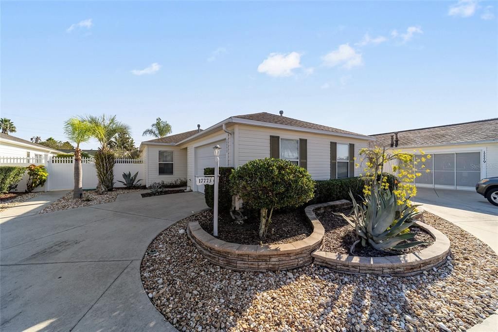 For Sale: $299,900 (2 beds, 2 baths, 1165 Square Feet)