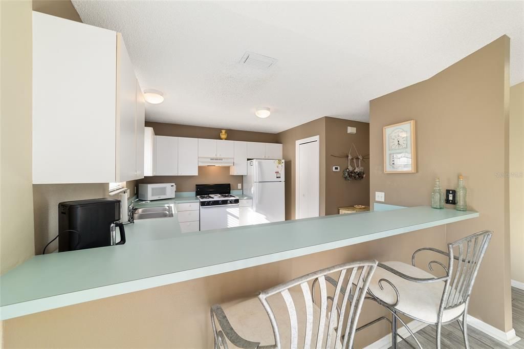 For Sale: $299,900 (2 beds, 2 baths, 1165 Square Feet)