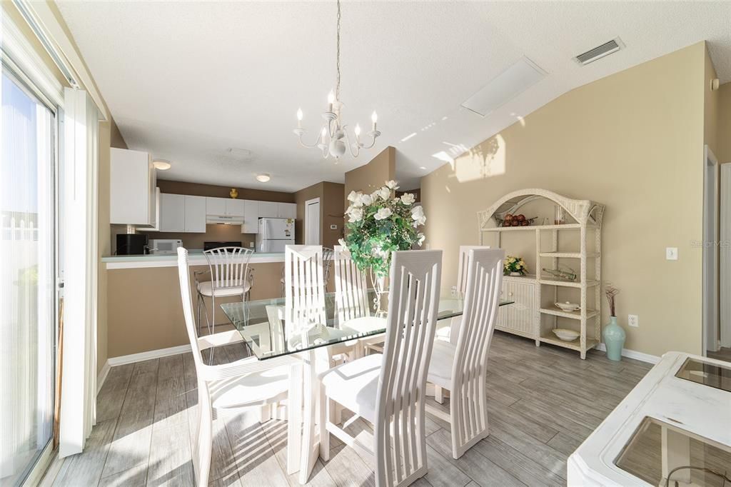 For Sale: $299,900 (2 beds, 2 baths, 1165 Square Feet)