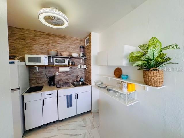 Active With Contract: $279,000 (1 beds, 1 baths, 798 Square Feet)