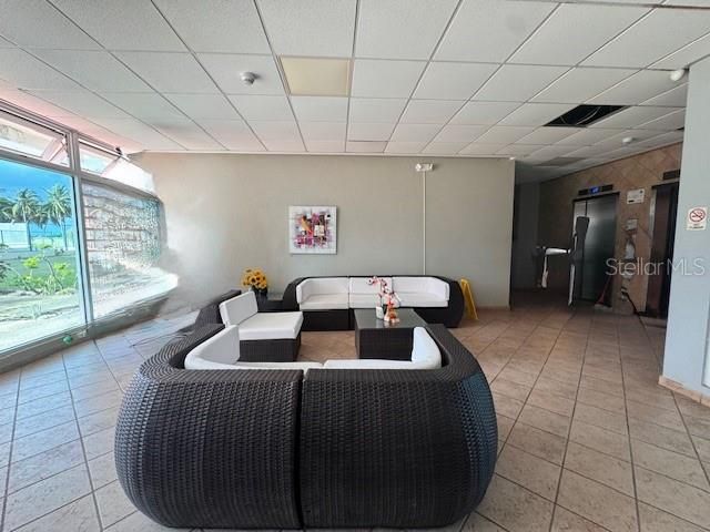 Active With Contract: $279,000 (1 beds, 1 baths, 798 Square Feet)