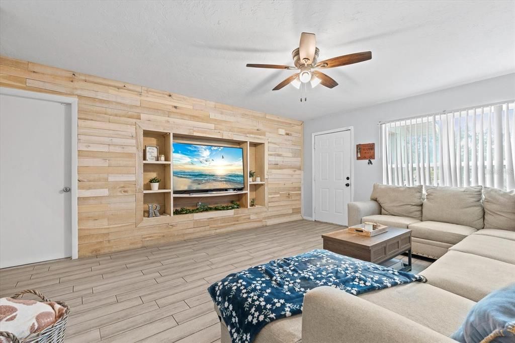 Под контрактом: $290,000 (3 спален, 2 ванн, 1053 Квадратных фут)