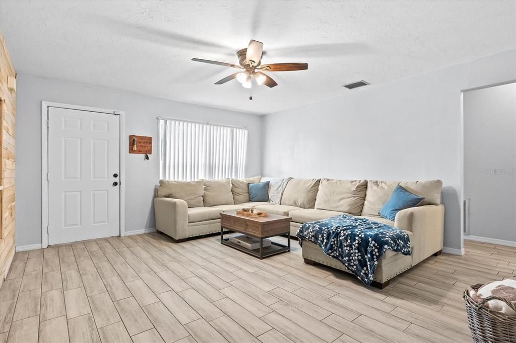 Под контрактом: $290,000 (3 спален, 2 ванн, 1053 Квадратных фут)