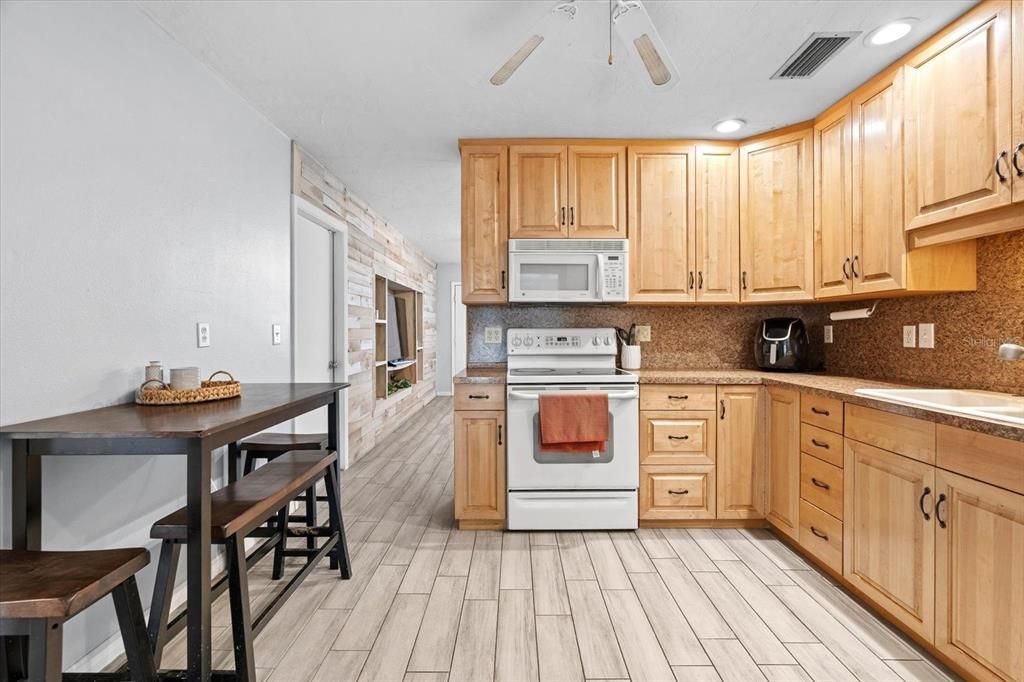 Под контрактом: $290,000 (3 спален, 2 ванн, 1053 Квадратных фут)