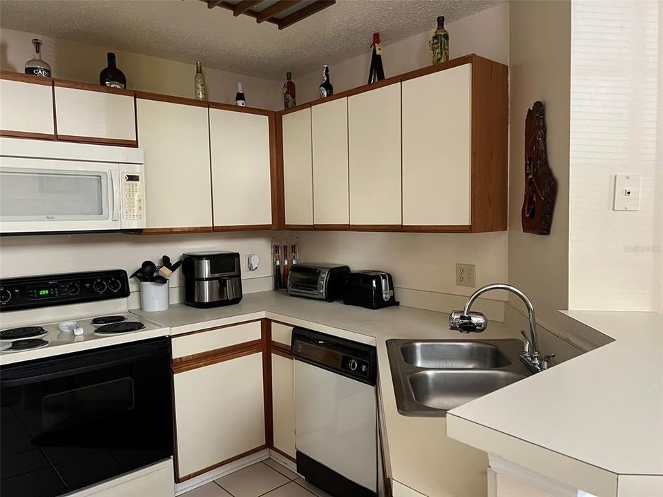 For Sale: $159,000 (2 beds, 2 baths, 796 Square Feet)