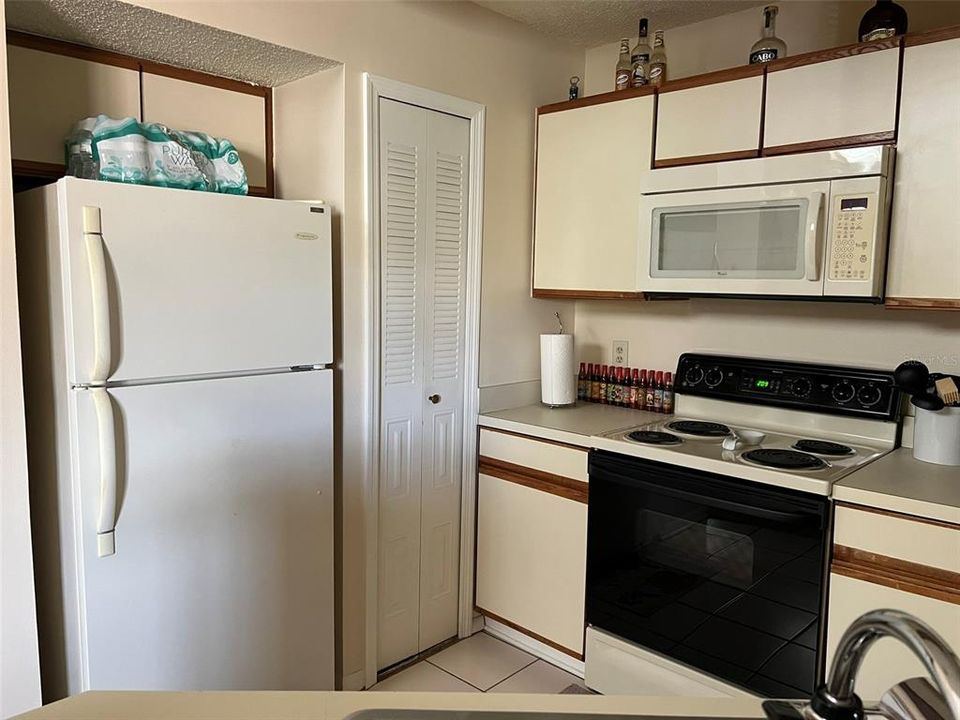 For Sale: $159,000 (2 beds, 2 baths, 796 Square Feet)