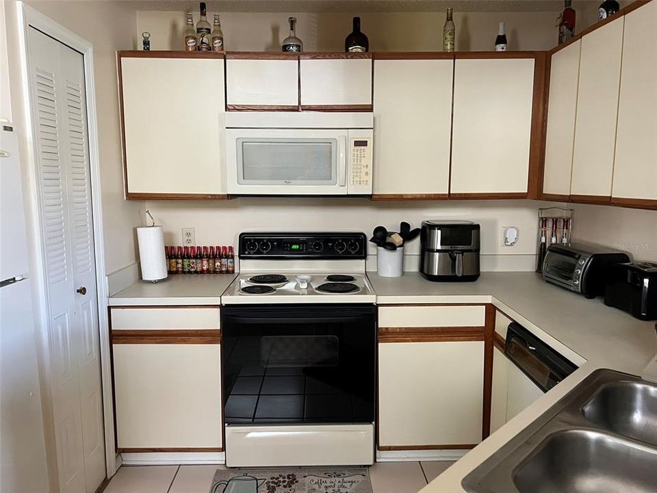 For Sale: $159,000 (2 beds, 2 baths, 796 Square Feet)