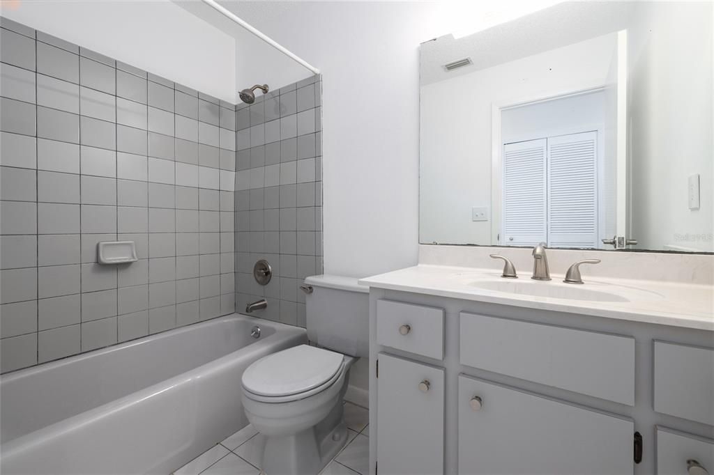 Под контрактом: $360,000 (3 спален, 2 ванн, 2052 Квадратных фут)