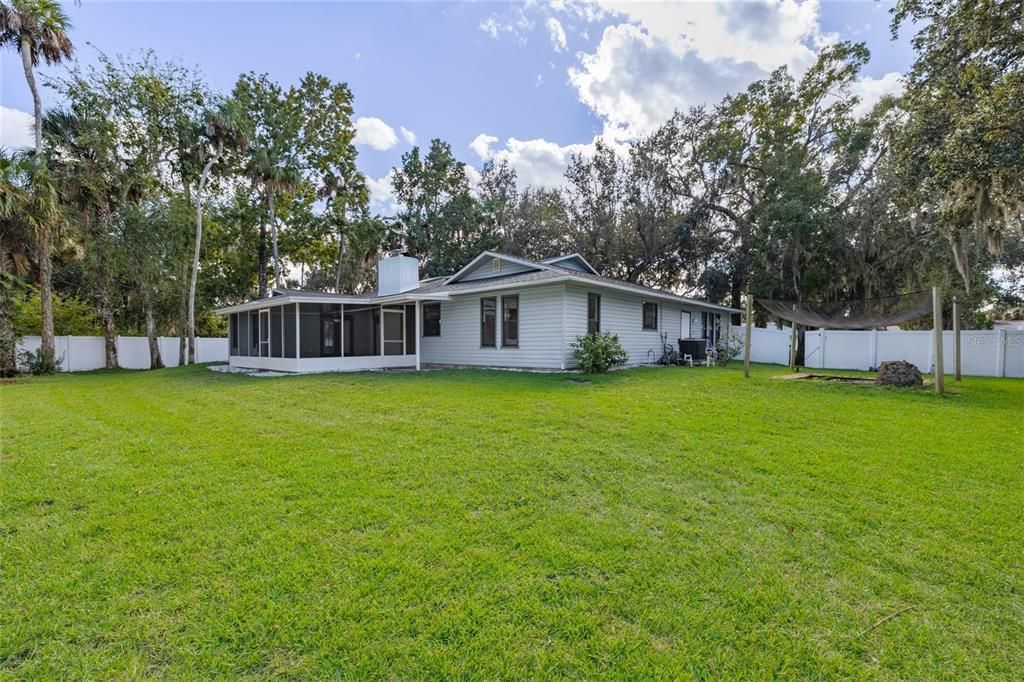 Под контрактом: $360,000 (3 спален, 2 ванн, 2052 Квадратных фут)