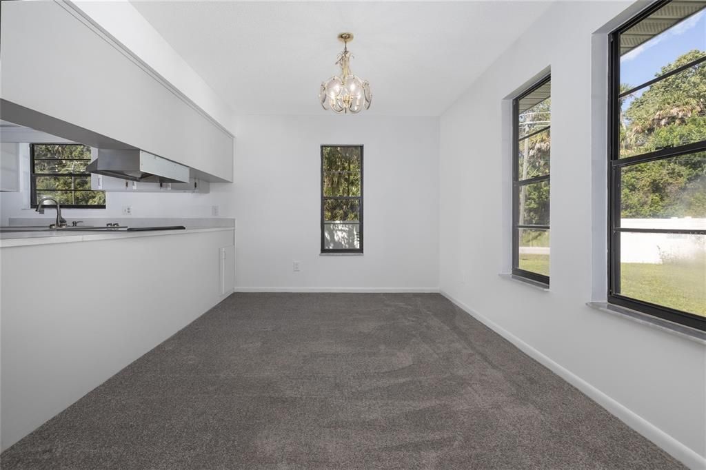 Под контрактом: $360,000 (3 спален, 2 ванн, 2052 Квадратных фут)