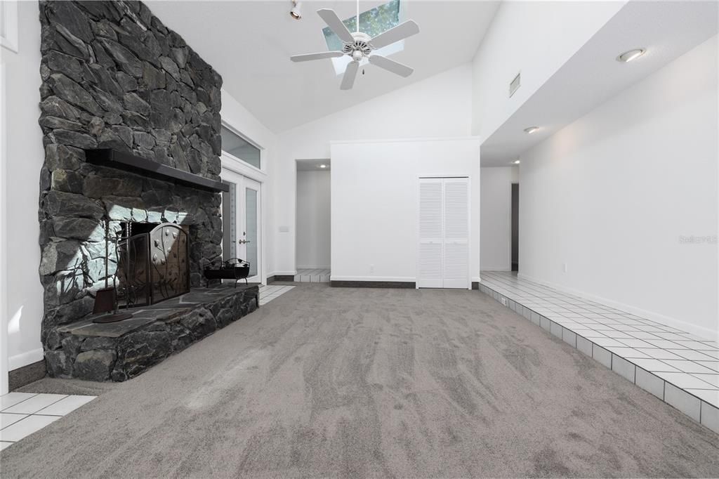 Под контрактом: $360,000 (3 спален, 2 ванн, 2052 Квадратных фут)