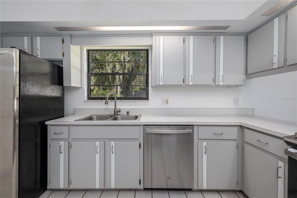 Под контрактом: $360,000 (3 спален, 2 ванн, 2052 Квадратных фут)