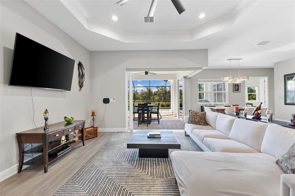 Под контрактом: $885,000 (3 спален, 3 ванн, 2708 Квадратных фут)